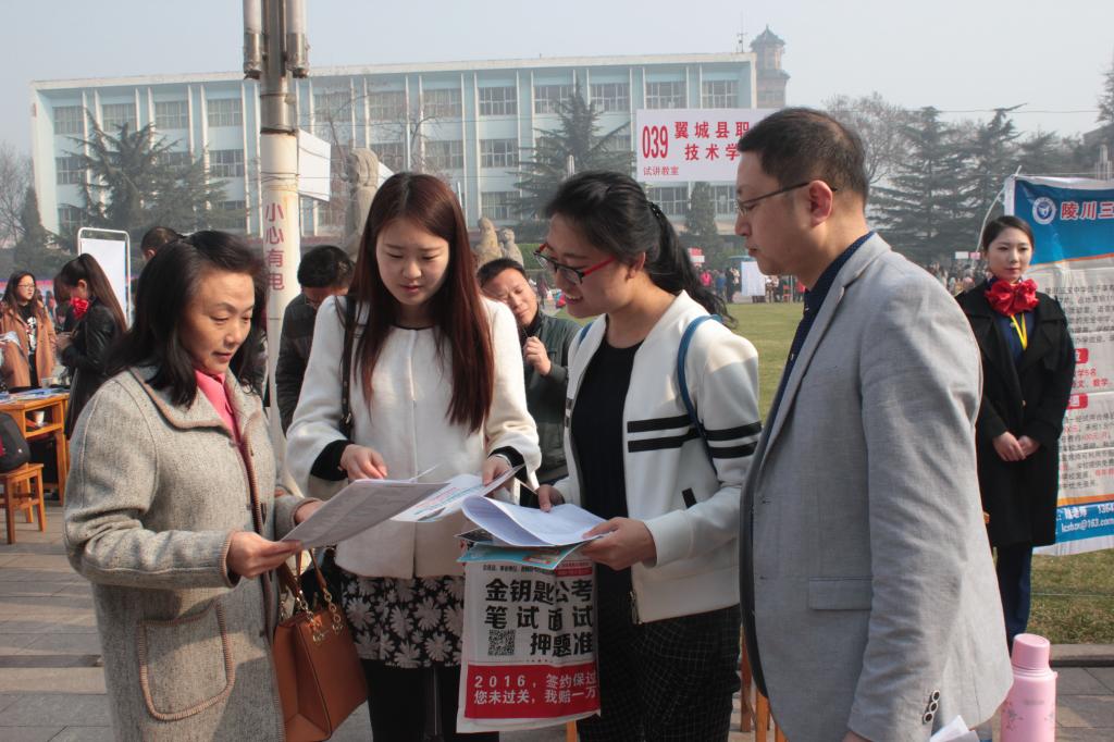 院领导与澳门永利集团官网毕业生交谈